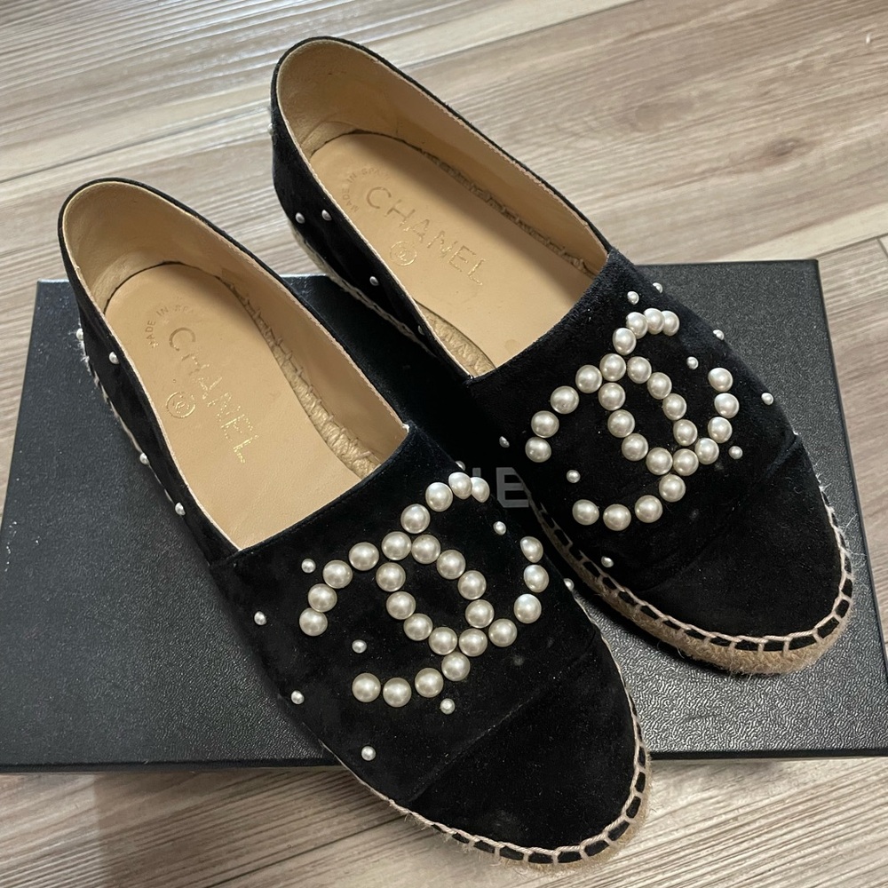 Chanel Espadrilles
Black suede& pearl